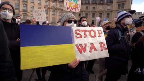„Stoppt-Den-Krieg“-Steht-Auf-Schildern-Bei-Pro-ukrainischen-Protesten-In-München,-Nachdem-Russland-In-Die-Ukraine-Einmarschiert-Ist