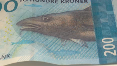 Norwegischer-200-Kronen-Schein-–-Nahaufnahmemakro-Von-Rechts-Nach-Links-Mit-Norwegischer-200-Kronen-Banknote