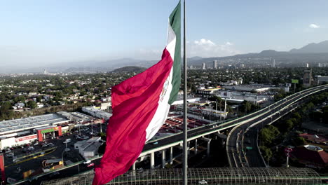 Statische-Drohnenaufnahme-Der-Mexikanischen-Nationalflagge
