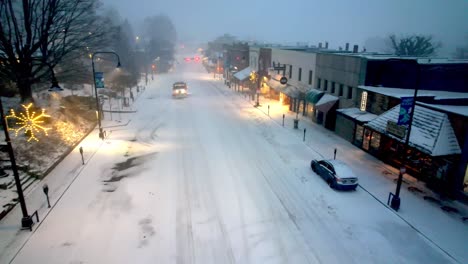 Schneepflug-Auf-Der-King-Street-In-Boone,-North-Carolina,-Während-Der-Luftaufnahme-Eines-Schneesturms