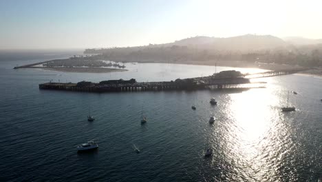 Boats-In-The-Ocean-Near-Stearns-Wharf-In-Santa-Barbara,-California,-United-States