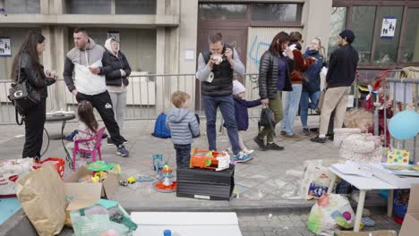 Un-Grupo-De-Niños-Refugiados-Ucranianos-Jugando-Con-Juguetes-Recogidos-En-El-Centro-De-Recepción