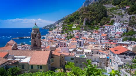 Ciudad-De-Amalfi-En-Italia-Timelapse-Desde-La-Cima-De-La-Colina-Que-Domina-La-Iglesia-Duomo-Di-Amalfi-Granjas-De-Limón-Y-Limoncello