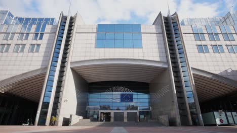 Timelapse-of-the-European-Parliament-main-entrance-in-Brussels,-Belgium