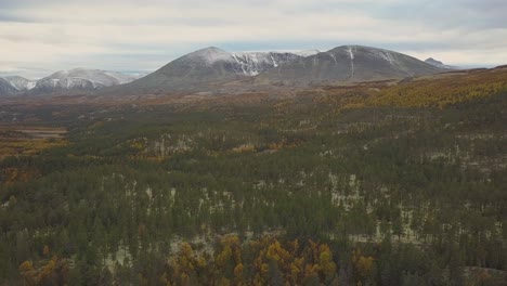 Montañas-Escandinavas-Con-Bosque-De-Otoño