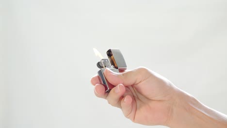 Zünden-Sie-Das-Feuerzeug-Mit-Dem-Daumen-An,-Damit-Sie-Es-Rauchen-Können