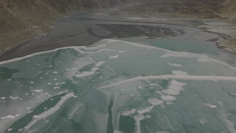 Luftflug-über-Das-Eisige,-Ruhige-Wasser-Des-Attabad-Sees-Im-Hunza-Tal