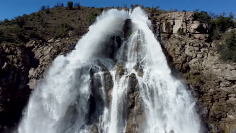 Luftaufnahme:-Blick-Auf-Den-Wasserfall-Von-Unterhalb-Des-Paneo