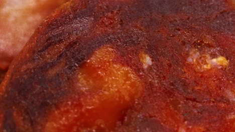 Makroaufnahme-Intensiv-Roter-Spanischer-Chorizo-Scheiben