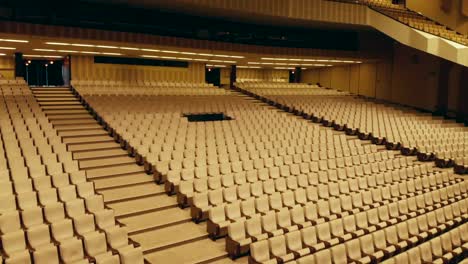 Leere-Plätze-Im-Auditorium-Des-Prager-Kongresszentrums,-Covid-Pandemie-Konzept,-Keine-Menschen,-Aufsteigende-Aussicht