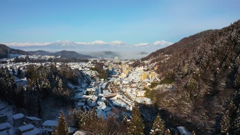 Verschneite-Talstadt-In-Yamanouchi,-Nagano,-Japan