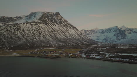 Ruhiges-Dorf-Tromvik-Im-Verschneiten-Fjordgebirgstal-Norwegens,-Luftaufnahme