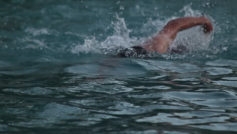 Kaukasischer-Mann-Schwimmt-Freestyle-Im-Wasser,-Zeitlupe,-In-Richtung-Kamera
