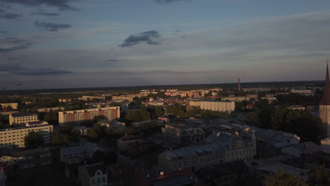 Vista-Panorámica-De-Drones-Del-Casco-Antiguo-De-La-Ciudad-De-Rakvere-En-El-Condado-De-West-viru-Estonia
