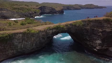 Fantástica-Vista-Aérea-Vuelo-Drone-Tiro-Instagram-Influenciador-Lugar-Roto-Playa-En-Nusa-Penida-En-Bali