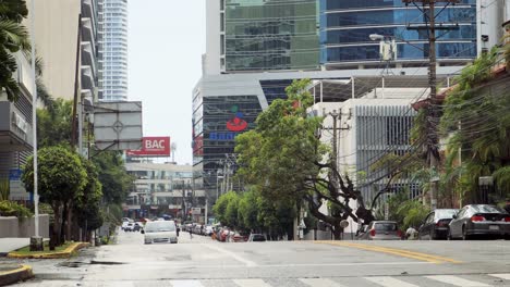 Fahrzeugverkehr-In-Panama-Stadt-Während-Eines-Heißen-Sommertages-Entlang-Des-Finanzviertels-Zwischen-Den-Modernen-Riesigen-Wolkenkratzern,-Die-Das-Gebiet-Dominieren