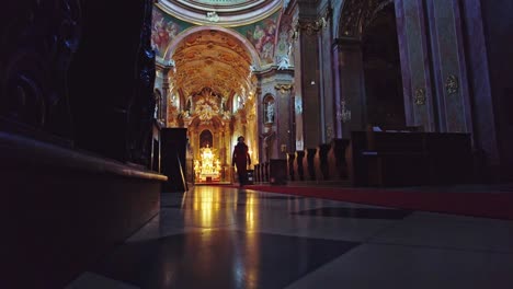 Un-Hombre-Caminando-Sobre-La-Alfombra-Roja-Hacia-El-Altar-Dentro-De-La-Basílica-Religiosa-De-Minore-Visitación-De-La-Virgen-María-En-Svatý-Kopeček-En-La-República-Checa