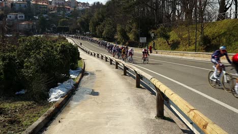 Los-Ciclistas-Profesionales-Pasan-En-Grupos-En-&quot;cingoli&quot;-Durante-La-Etapa-De-Carrera-Tirreno-adriático.