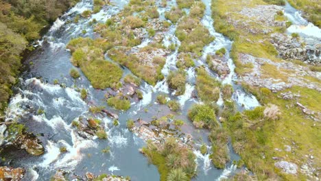 Corriente-De-Agua,-Río-De-Bosque-Pacífico-Corriendo,-Arroyo-Natural-Mezclado-Con-Piedras-Cubiertas-De-Musgo-Y-Hierba-Verde