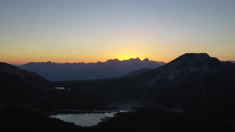 Wunderschöner-Sonnenuntergang-über-Den-Silhouetten-Der-Berge-In-Mammoth-Lakes,-Sierra-Nevada-Mountains,-Kalifornien,-USA