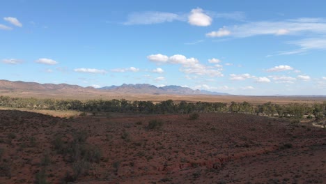 Die-Aufsteigende-Luftaufnahme-Zeigt-Den-Endlosen-Outback-Horizont-Und-Die-Landschaft-Der-Brachina-Schlucht