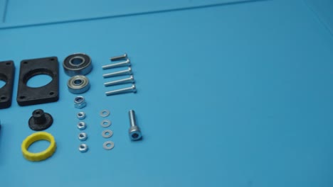 Schwenk-Rechts-Kleinteile-Für-Die-Montage-Vorbereitet-Blauer-Hintergrund