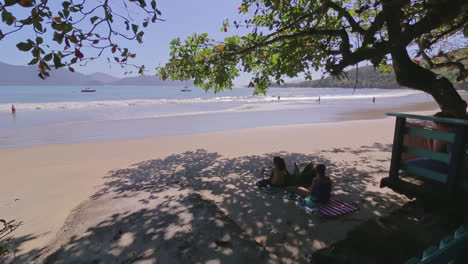 Blick-Von-Unten-Auf-Menschen,-Die-Sich-An-Einem-Wunderschönen-Strand-In-Brasilien-Amüsieren