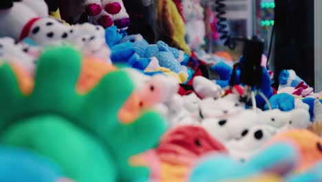 Farbenfroher-Arcade-Spielzeug-Klauenkranautomat,-An-Dem-Menschen-Spielzeug-Und-Andere-Preise-Gewinnen-Können-Und-Der-Sich-Im-Einkaufszentrum-Befindet