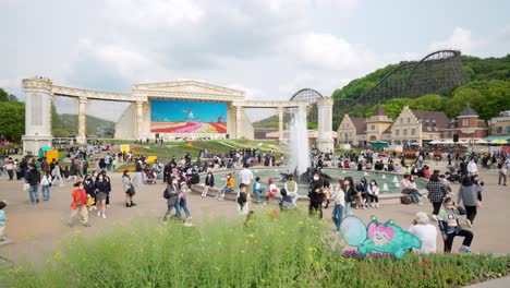 People-walking-around-in-face-maskes-at-Everland-Theme-Park-In-Yongin,-South-Korea---wide-shot