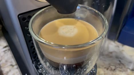 Cappuccino-In-Einer-Klaren,-Doppelwandigen-Glastasse