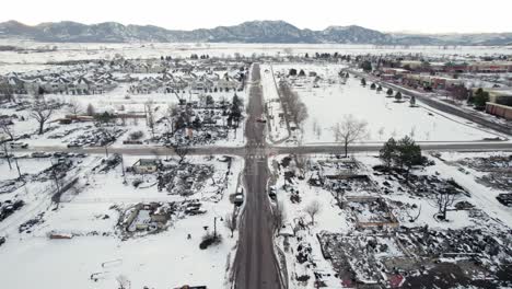 Drohnen-Luftaufnahme-Einer-Straße-Mit-Niedergebrannten-Wohngebäuden-In-Der-Nachbarschaft-Im-Superior-Colorado-Boulder-County,-USA,-Nach-Der-Waldbrandkatastrophe-In-Marshall