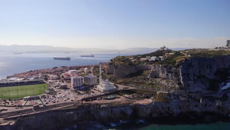 Schwenk-Durch-Europa-Point-Mit-Sportkomplex-Und-Ibrahim-al-Ibrahim-Moschee-Im-Südlichsten-Teil-Von-Gibraltar