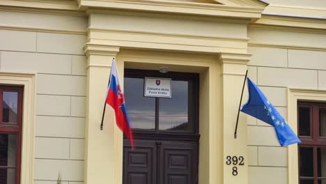 Banderas-Eslovacas-Y-Europeas-Ondeando-Con-Un-Viento-Muy-Fuerte-En-La-Construcción-De-Una-Escuela