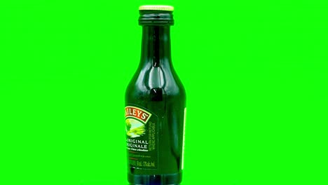 Die-Bailys-Irish-Cream-Mini-Flasche-Zeigt-Eine-Rotierende-Kamera-Und-Vergrößert-Die-Nahaufnahme-Des-Etiketts-Mit-Einem-Chromakey-Hintergrund-Auf-Grünem-Bildschirm-Für-Die-Verwendung-Durch-Werbetreibende