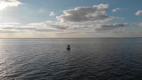 Fischerboot-Klein,-Drei-Männer-Allein,-Riesige-Luftdrohne,-Indian-River,-Florida