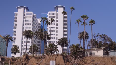 Toma-Panorámica-Del-Hotel-Junto-Al-Acantilado-Junto-A-Ocean-Avenue-En-Santa-Mónica