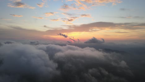 Sonnenuntergang-Durch-Die-Wolken