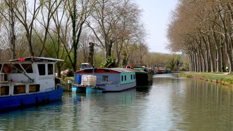 Incline-Hacia-Arriba-Mostrando-El-Canal-Du-Midi-En-Las-Afueras-De-Toulouse,-Francia