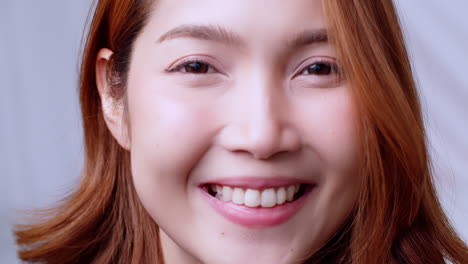 Junge-Asiatische-Frau-In-Nahaufnahme-Gesicht-Porträt-Lächeln-Glücklich