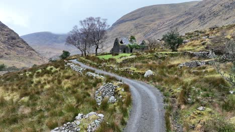 Ruinen-Im-Irish-Valley-–-County-Kerry,-Killarney-Nationalpark-–-Stabilisierte-Drohnenansicht-In-4k