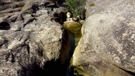 El-Agua-Erosiona-La-Piedra-Con-El-Tiempo-Mientras-Gotea-Sobre-La-Piedra---Vista-Inclinada-Hacia-Arriba