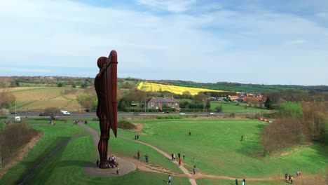 Touristische-Zeitgenössische-Skulptur-Des-Engels-Des-Nordens-In-Gateshead,-England,-Vereinigtes-Königreich-Mit-Blick-Auf-Die-Belebte-Autobahn-Und-Die-Panoramalandschaft