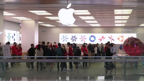 Mitarbeiter-Begrüßen-Kunden-Im-Offiziellen-Apple-Store-Und-Logo-Der-Multinationalen-Amerikanischen-Technologiemarke-In-Einem-Einkaufszentrum-In-Hongkong