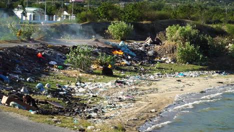 Sammlung-Und-Verbrennung-Von-Müll-Am-Strand,-Was-Zu-Einer-Schädigung-Der-Umwelt-Führt