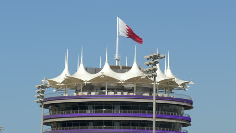 Bandera-Nacional-De-Bahrein-En-La-Parte-Superior-De-La-Torre-Sakhir-En-El-Circuito-Internacional-De-Bahrein-En-Manama,-Reino-De-Bahrein