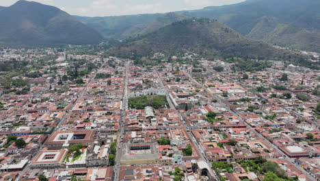 Hiperlapso-Aéreo-Giratorio-Alrededor-De-La-Plaza-Del-Pueblo-En-Antigua-Guatemala