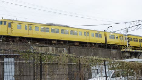 Japanischer-Zug-Passiert-Die-Stadt-Shimonoseki,-Nachdem-Er-Von-Kyushu-Nach-Honshu-Gefahren-Ist