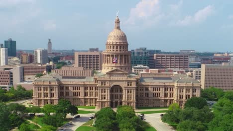Aerial-drone-footage-of-the-Capital-Building-in-Austin,-Texas