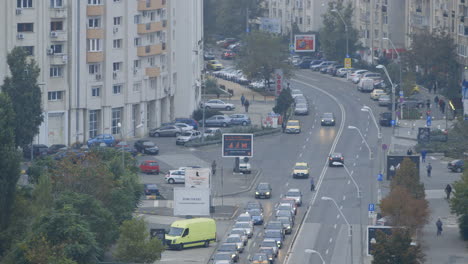 Verkehr-Am-Frühen-Morgen-In-Bukarest,-Rumänien