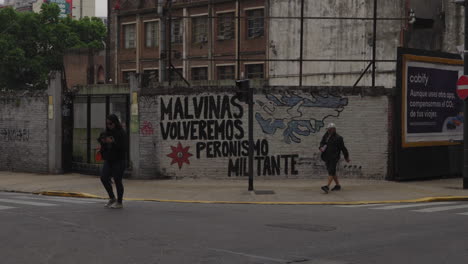 Graffiti-with-sayings-about-Malvinas-and-Peronism